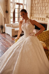 Voile Halter Yaka Düğme Detaylı Fransız Dantelli Gelinlik