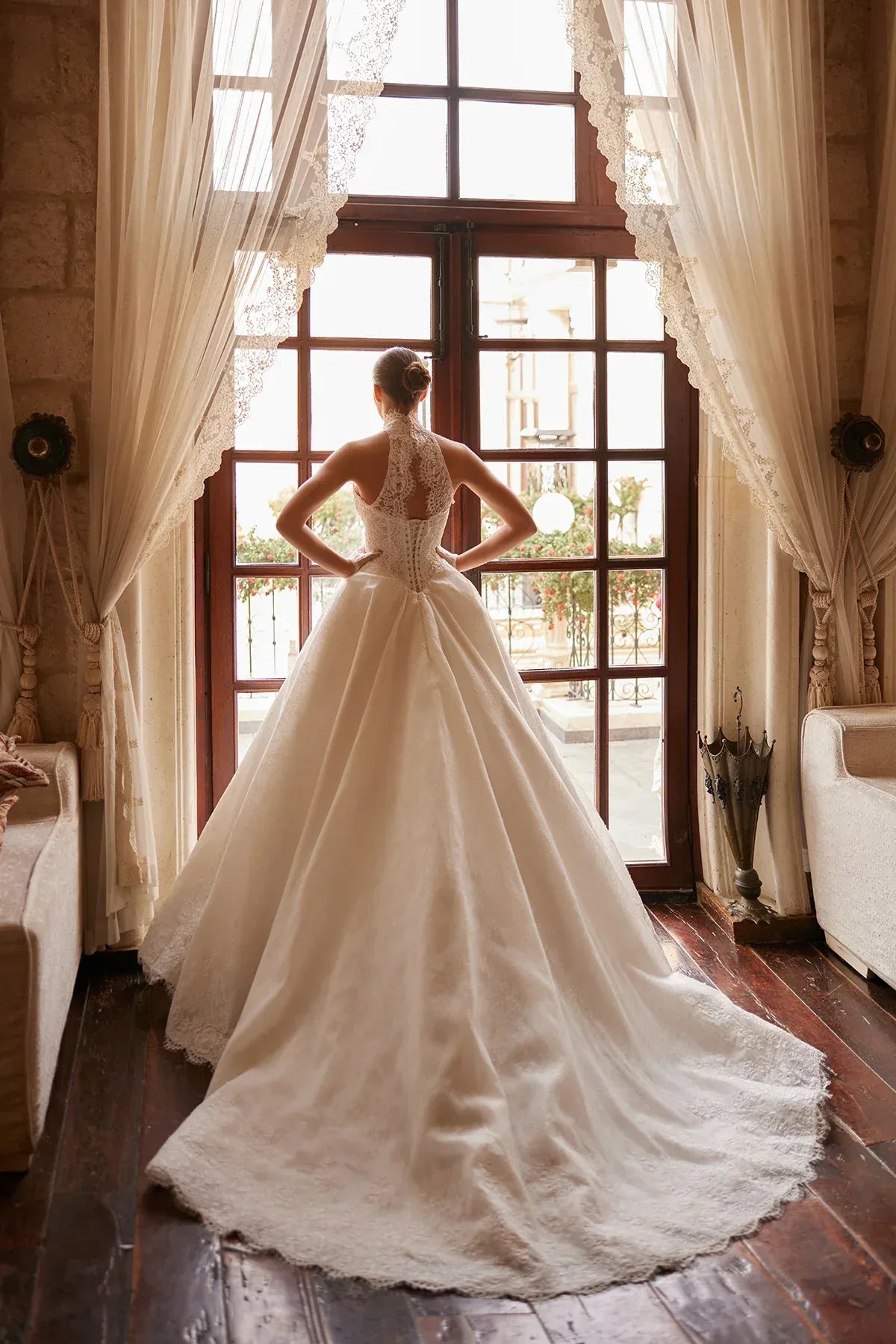 Voile Halter Yaka Düğme Detaylı Fransız Dantelli Gelinlik - Mediha Cambaz Bridal