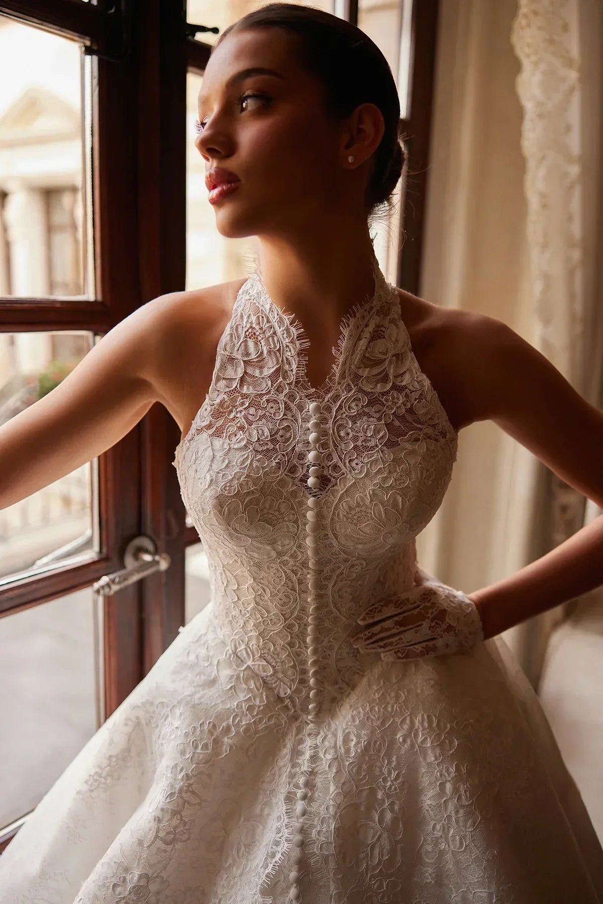 Voile Halter Yaka Düğme Detaylı Fransız Dantelli Gelinlik - Mediha Cambaz Bridal