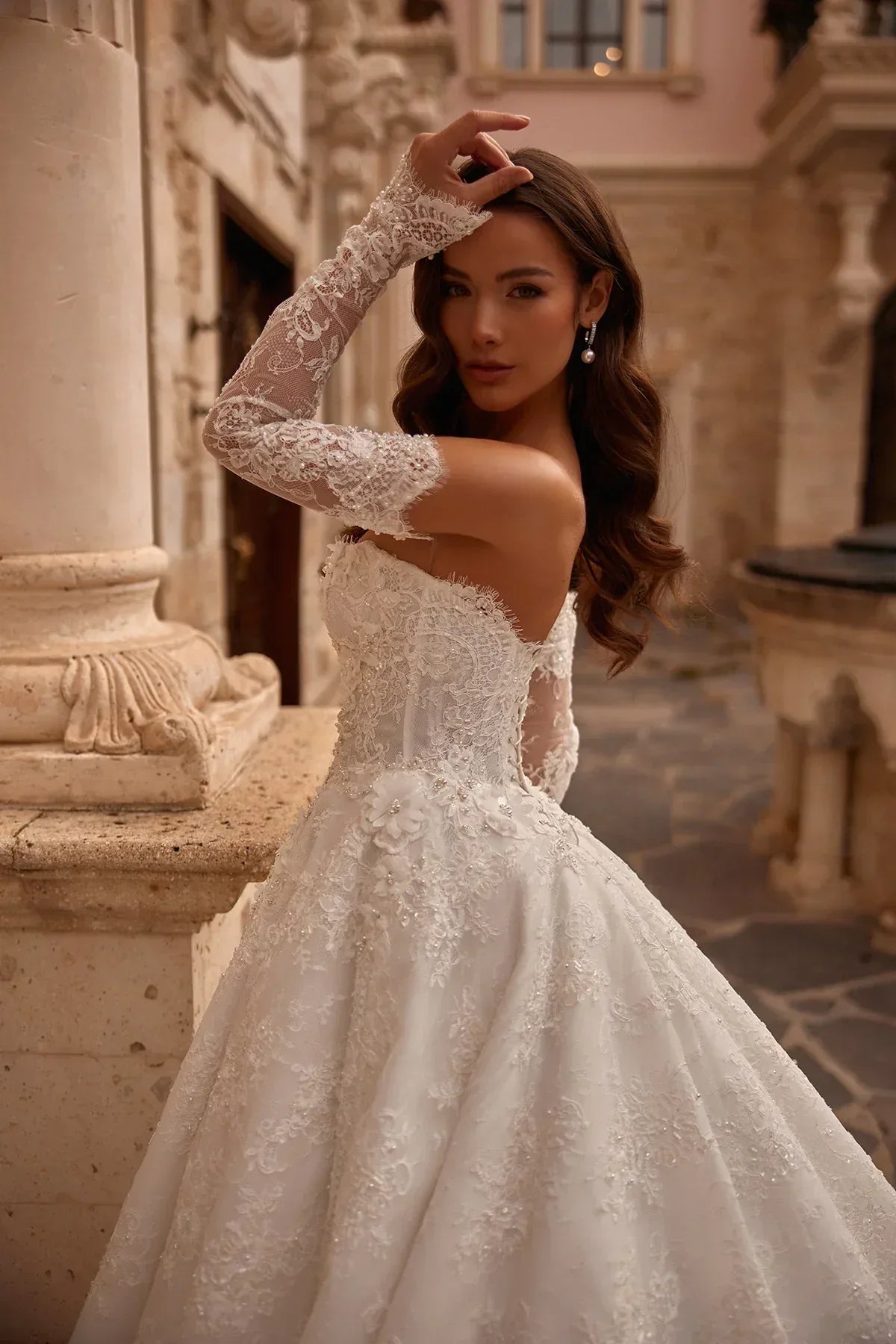 Aira Entegre Uzun Kollu Fransız Dantelli Üç Boyutlu Straplez Gelinlik - Mediha Cambaz Bridal