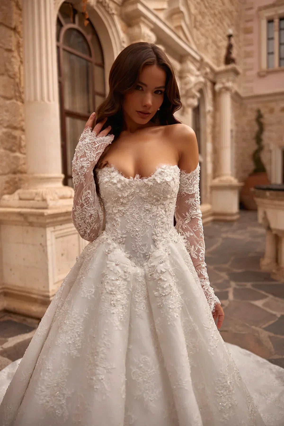 Aira Entegre Uzun Kollu Fransız Dantelli Üç Boyutlu Straplez Gelinlik - Mediha Cambaz Bridal