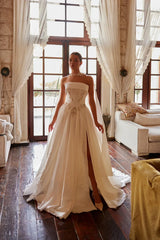 Noir İnci Ve Kristal İşlemeli Straplez Yırtmaçlı Gelinlik - Mediha Cambaz Bridal