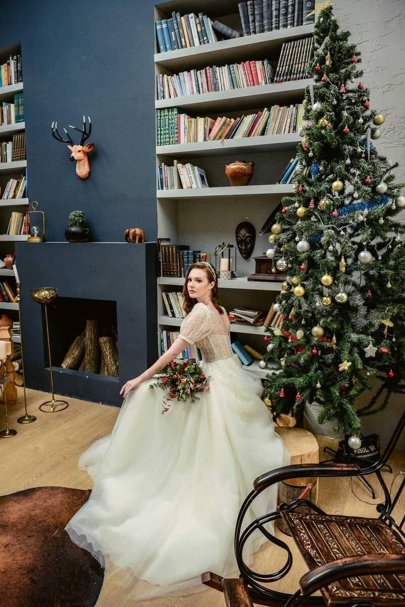 Ada Işıltılı Kısa Kol V Yaka A Kesim Gelinlik - Mediha Cambaz Bridal
