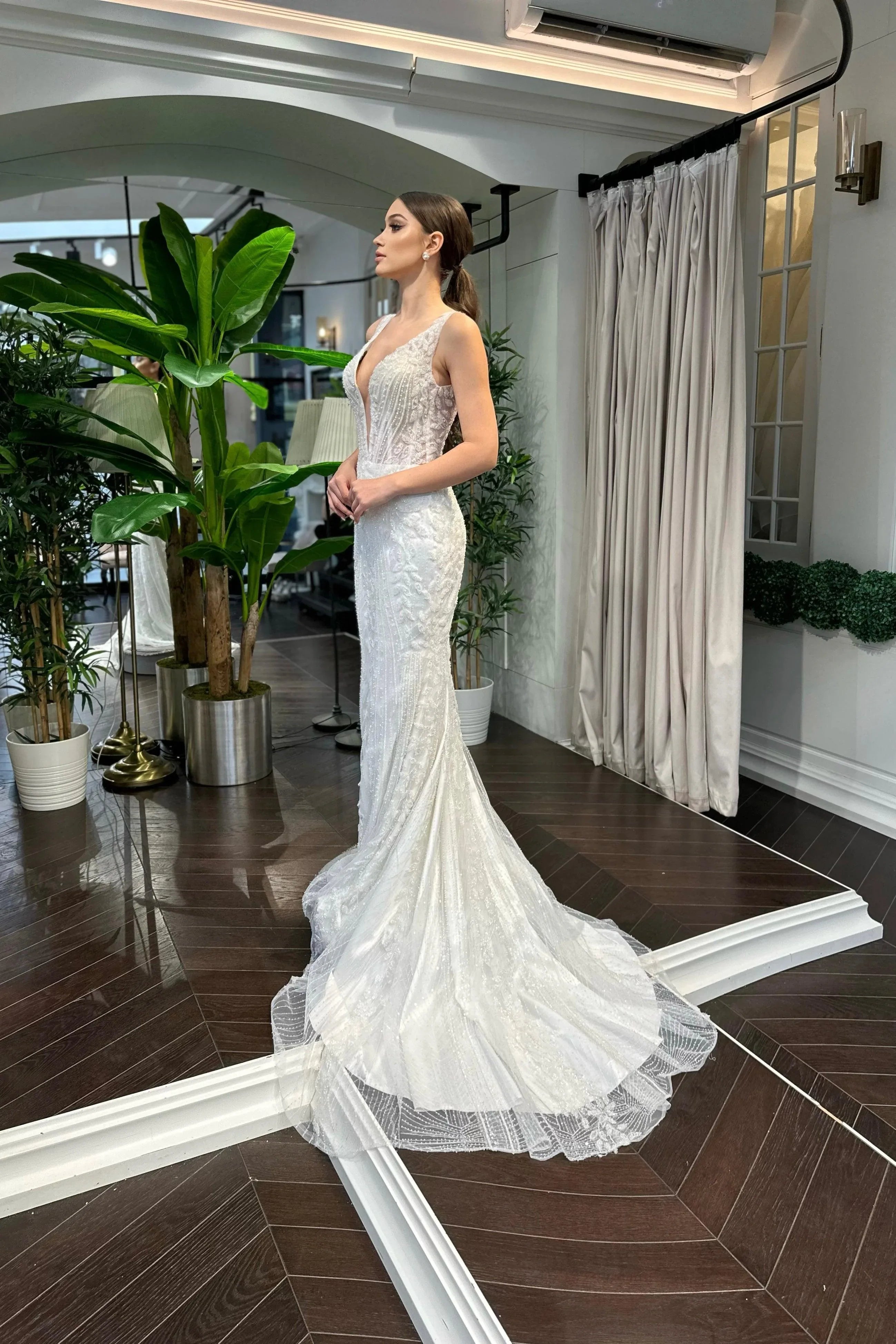 Aly Derin V Yaka Dantel İşlemeli Balık Gelinlik - Mediha Cambaz Bridal