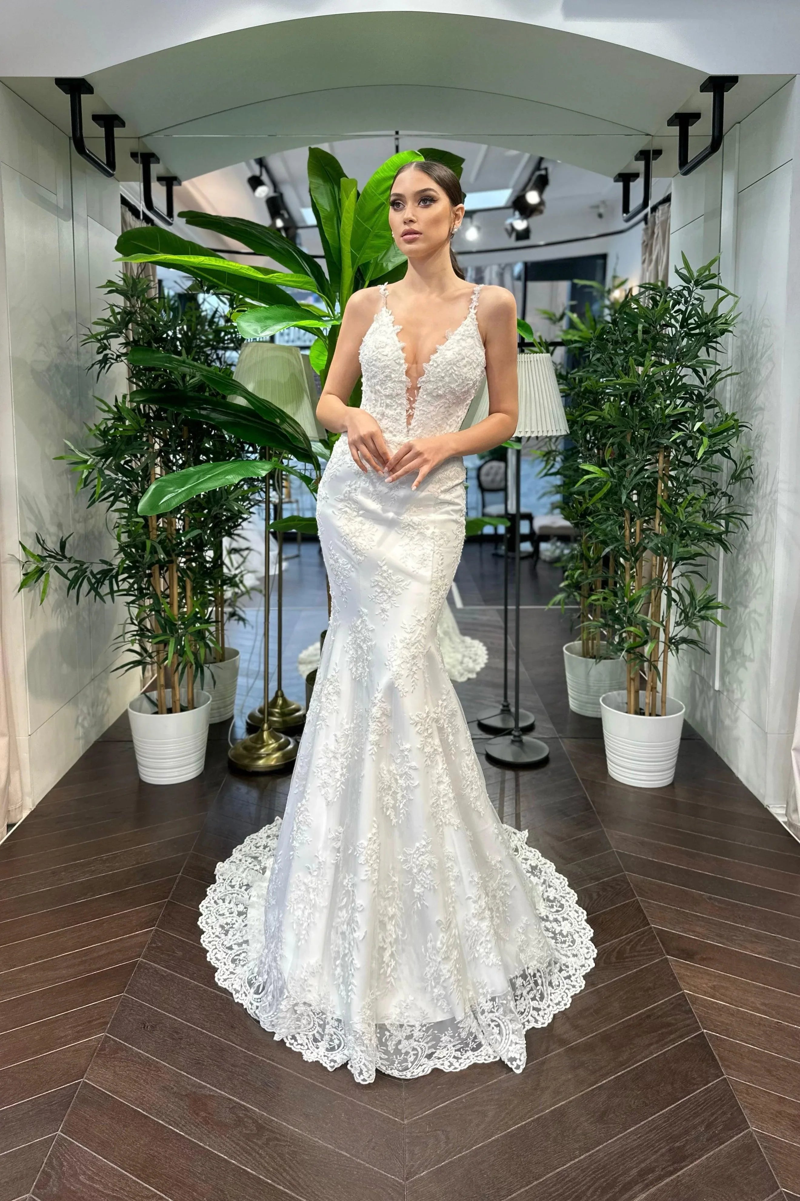 Elsa V Yaka Dantel Saten Balık Gelinlik - Mediha Cambaz Bridal