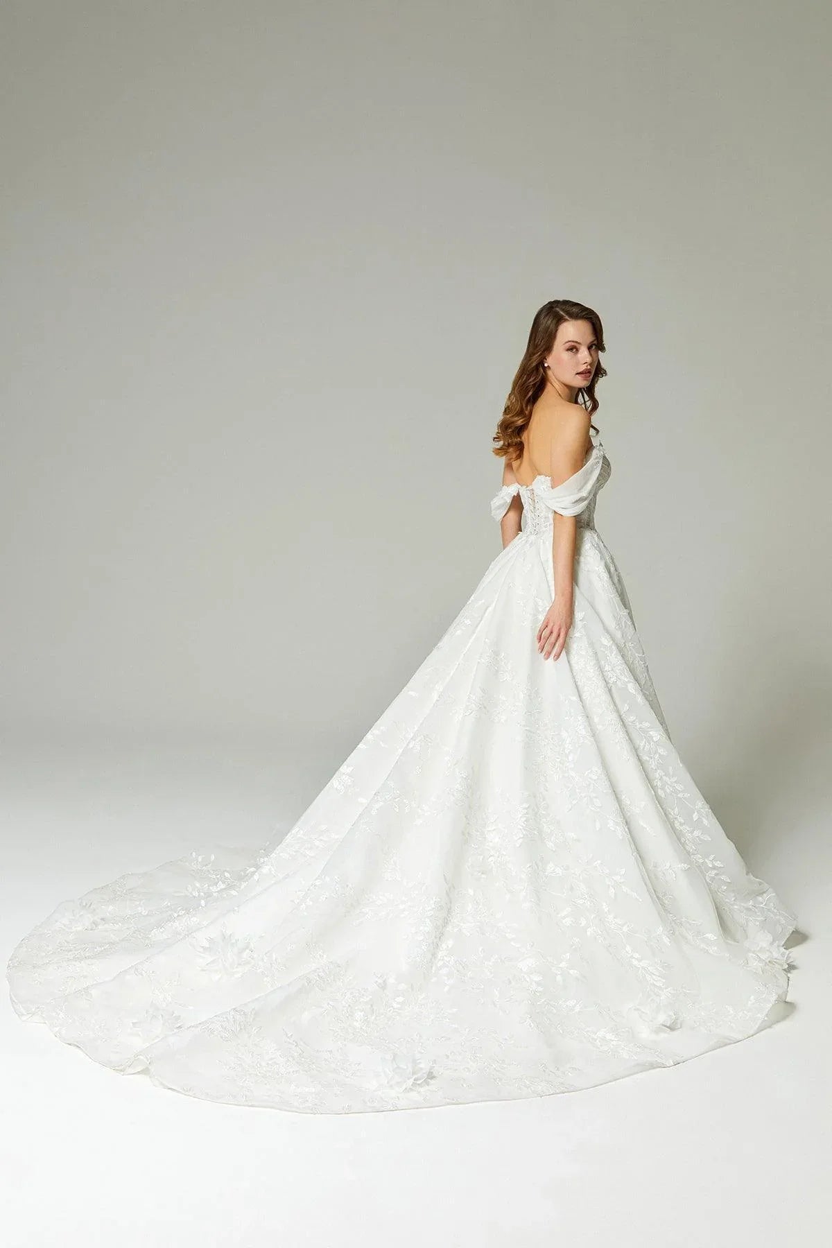 İrina Drapeli Üç Boyut Dantelli A Kesim Gelinlik - Mediha Cambaz Bridal