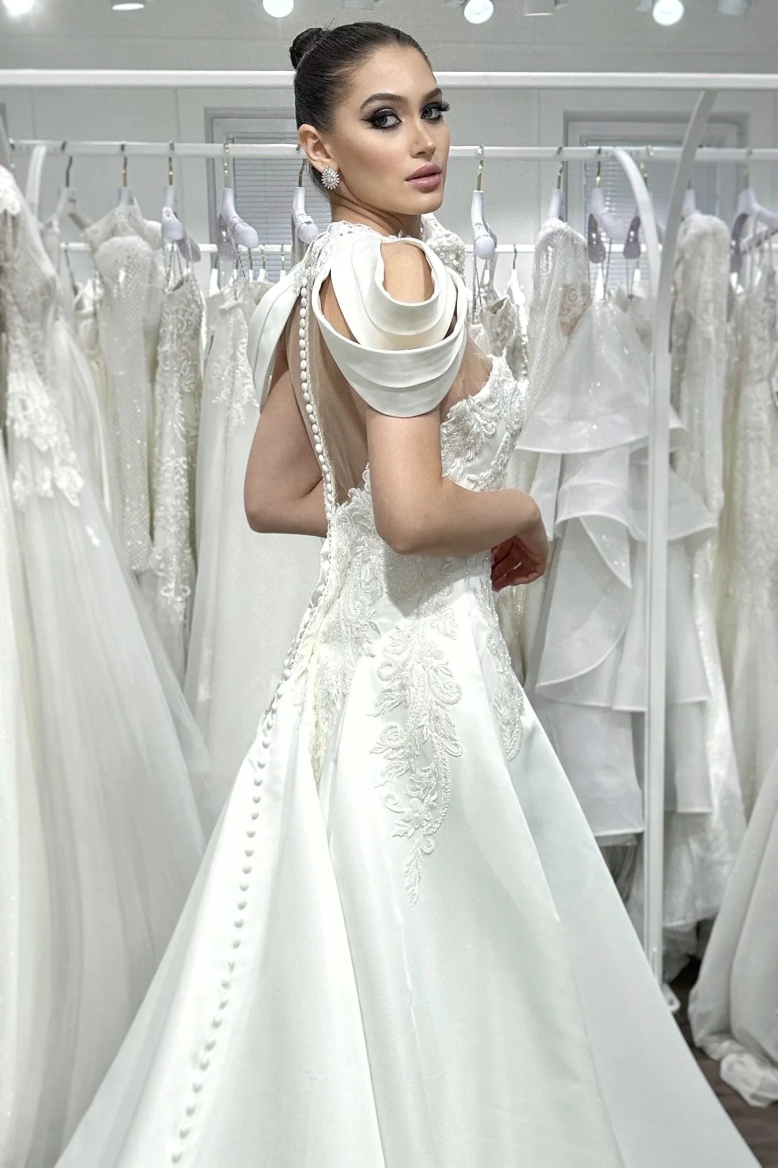 Jilian Omuz Detaylı Saten A Kesim Gelinlik - Mediha Cambaz Bridal