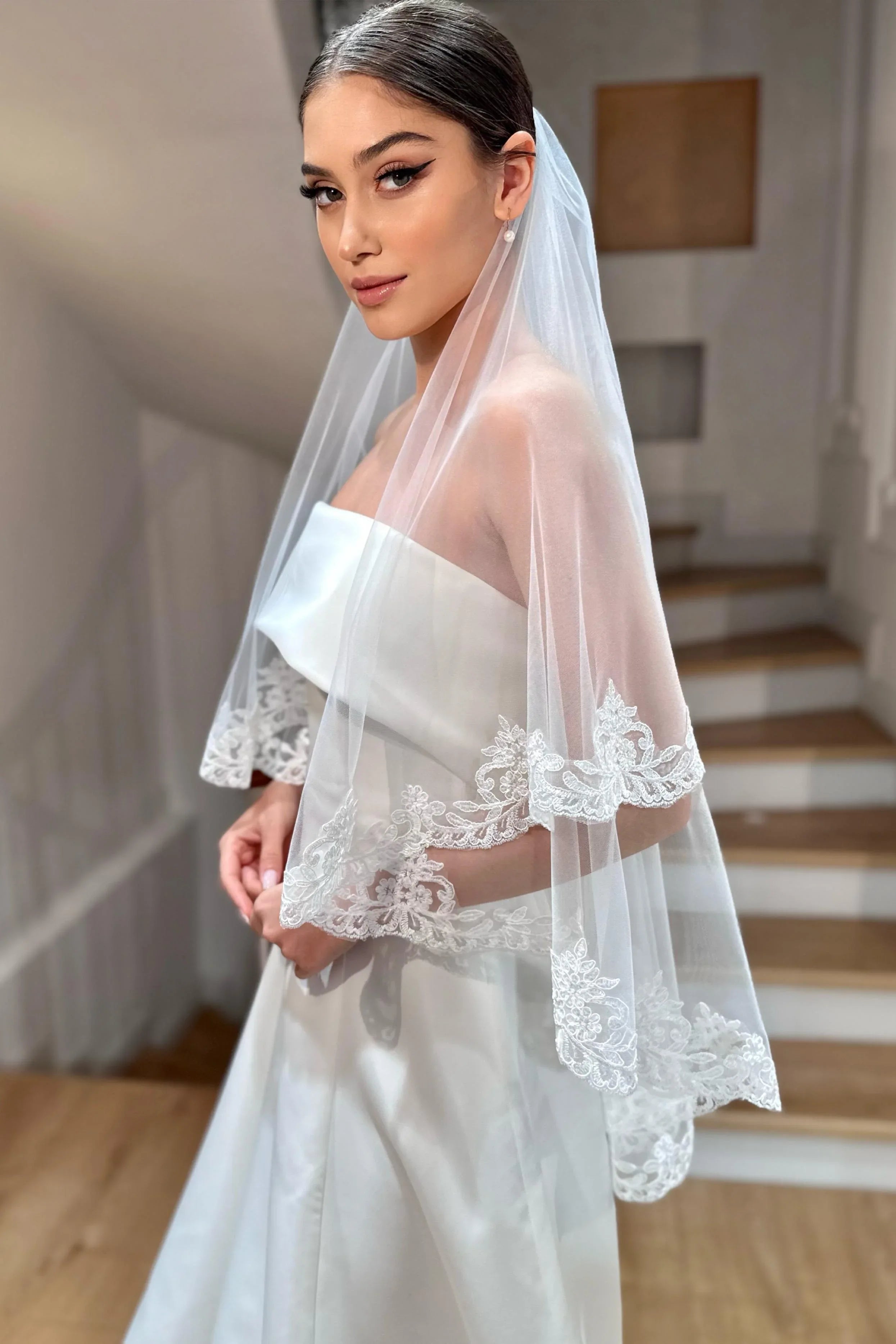 Joel Kenar Ucu Dantelli Kırık Beyaz Kısa Kloş Duvak - Mediha Cambaz Bridal