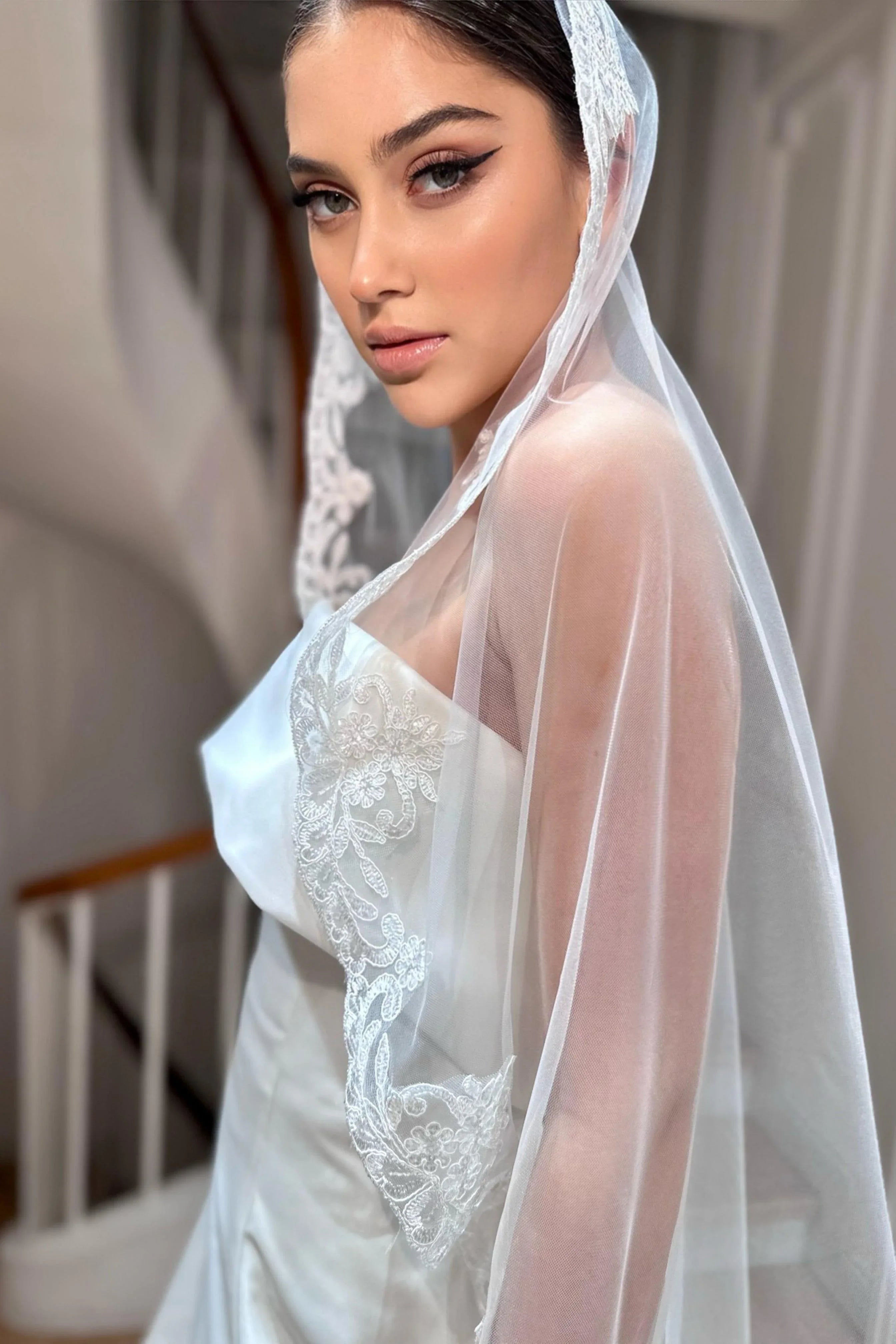 Laura Kırık Beyaz Kenar Ucu Dantelli Kısa Rahibe Duvak - Mediha Cambaz Bridal
