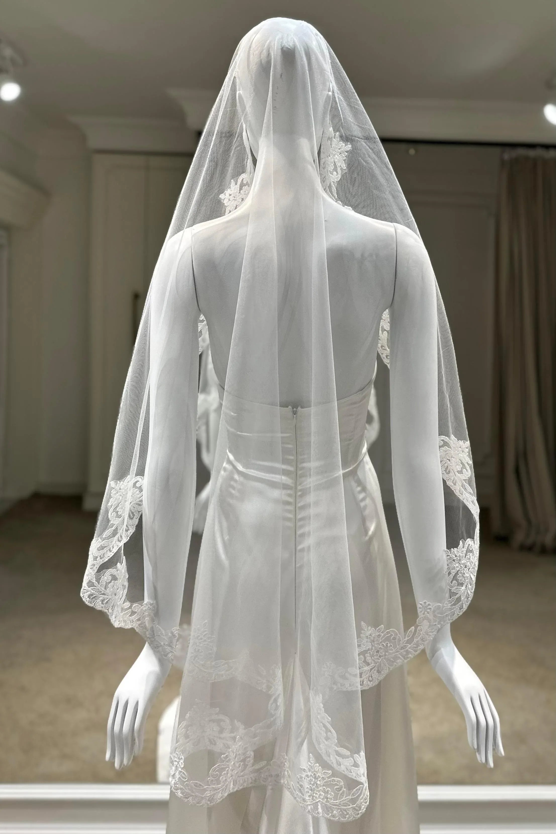 Laura Kırık Beyaz Kenar Ucu Dantelli Kısa Rahibe Duvak - Mediha Cambaz Bridal