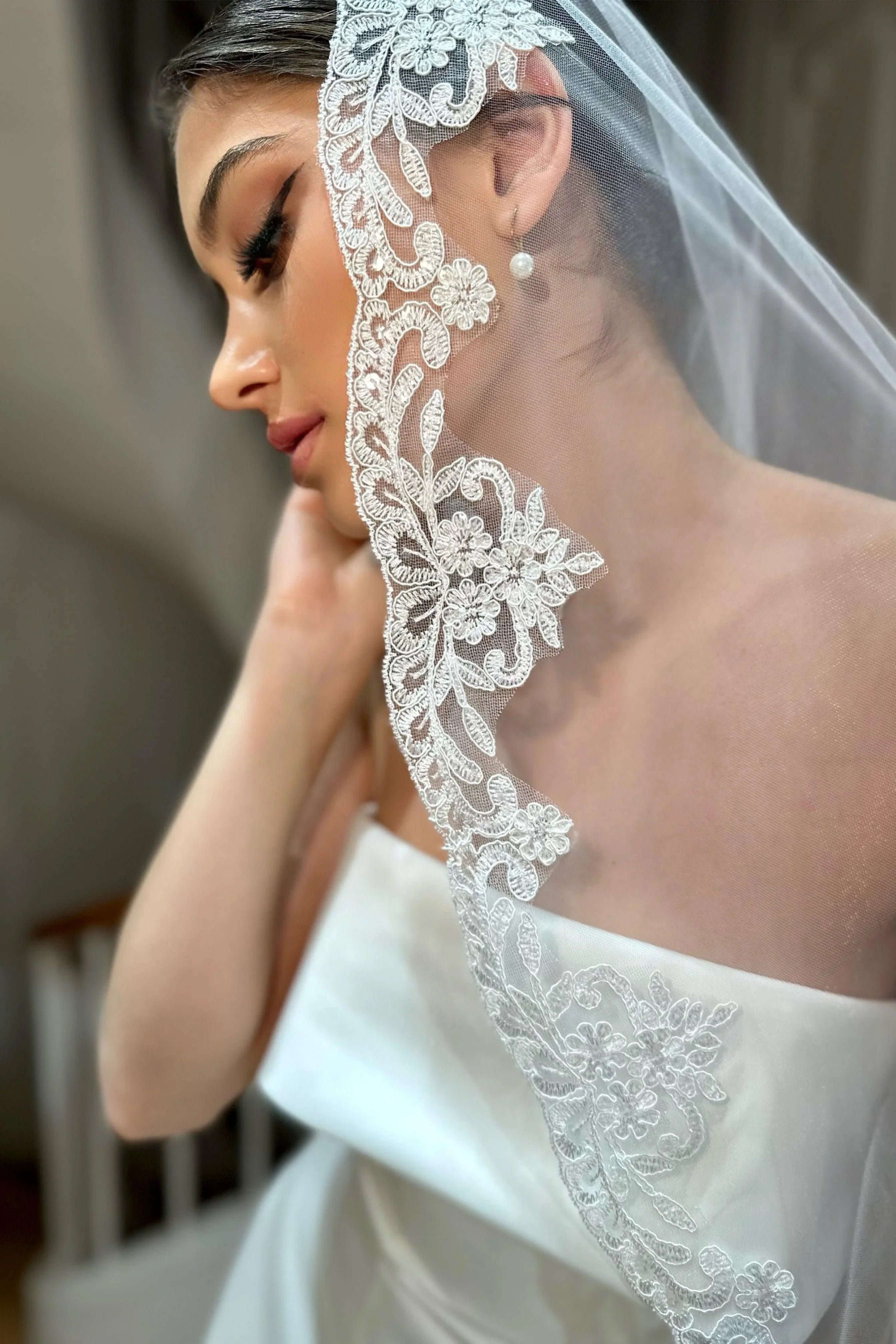 Laures Kenar Ucu Dantelli Kırık Beyaz Uzun Rahibe Duvak - Mediha Cambaz Bridal