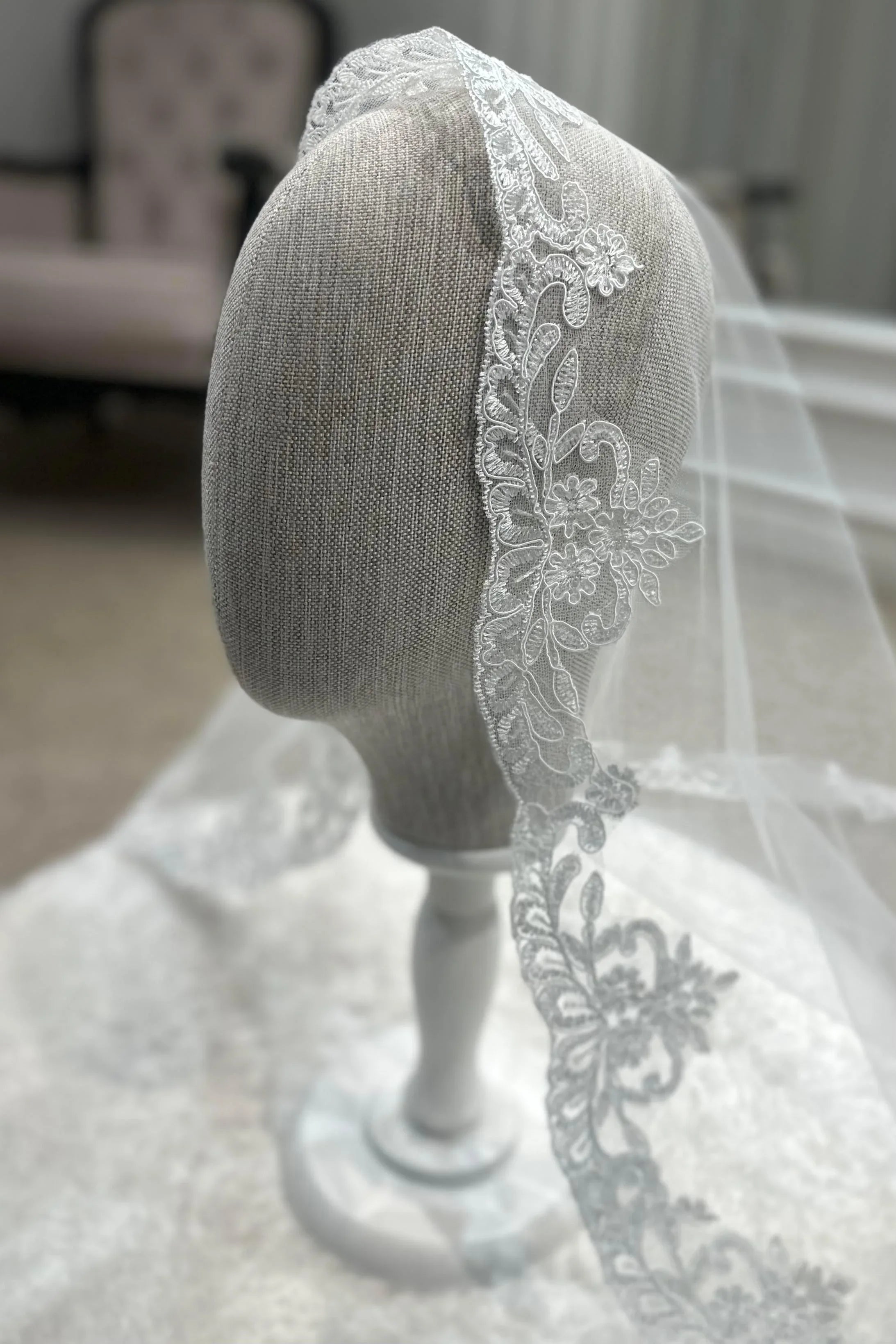 Laures Kenar Ucu Dantelli Kırık Beyaz Uzun Rahibe Duvak - Mediha Cambaz Bridal