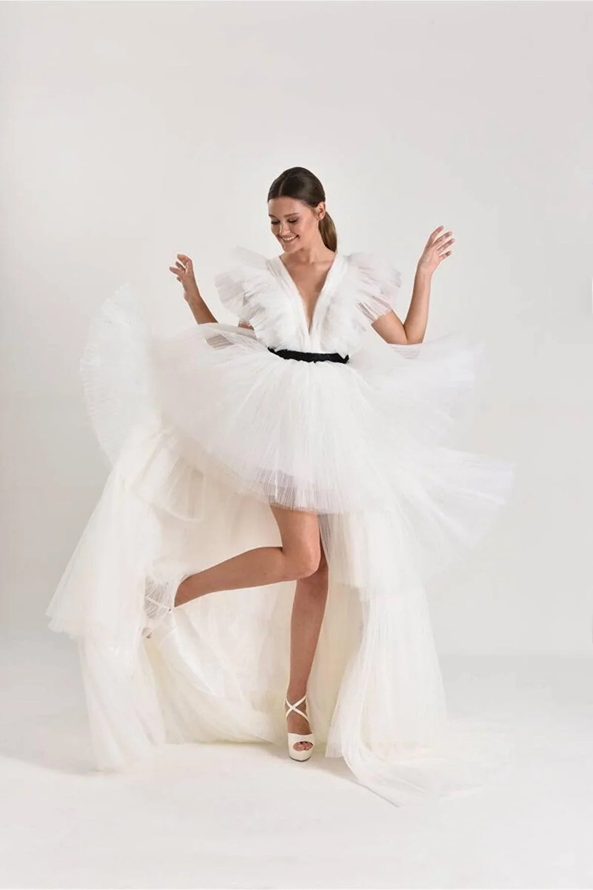 Pictor Katlı Tül Arkası Uzun Önü Kısa Gelinlik - Mediha Cambaz Bridal