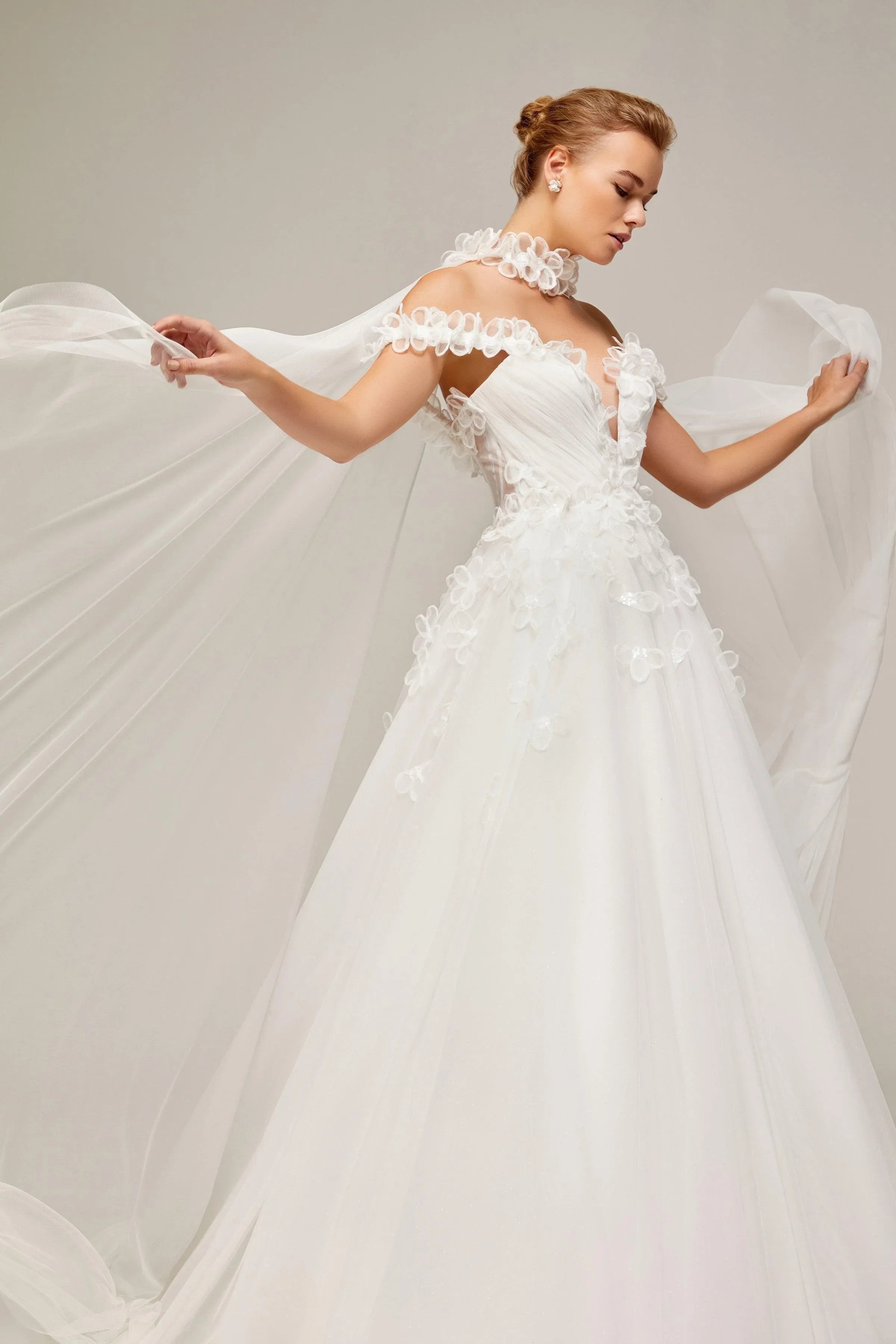 Sofi Tül Pelerinli V Yaka A Kesim Gelinlik - Mediha Cambaz Bridal